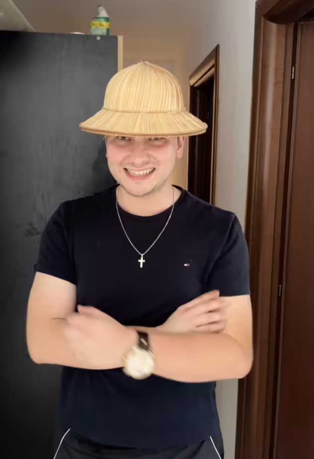 Fondator cu pălărie de explorator