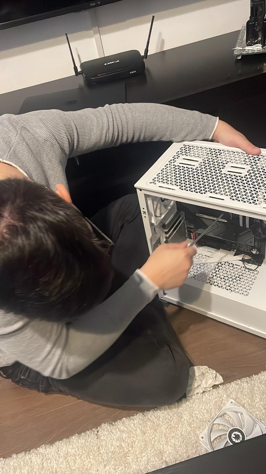 Montaj cu penseta într-o carcasă albă